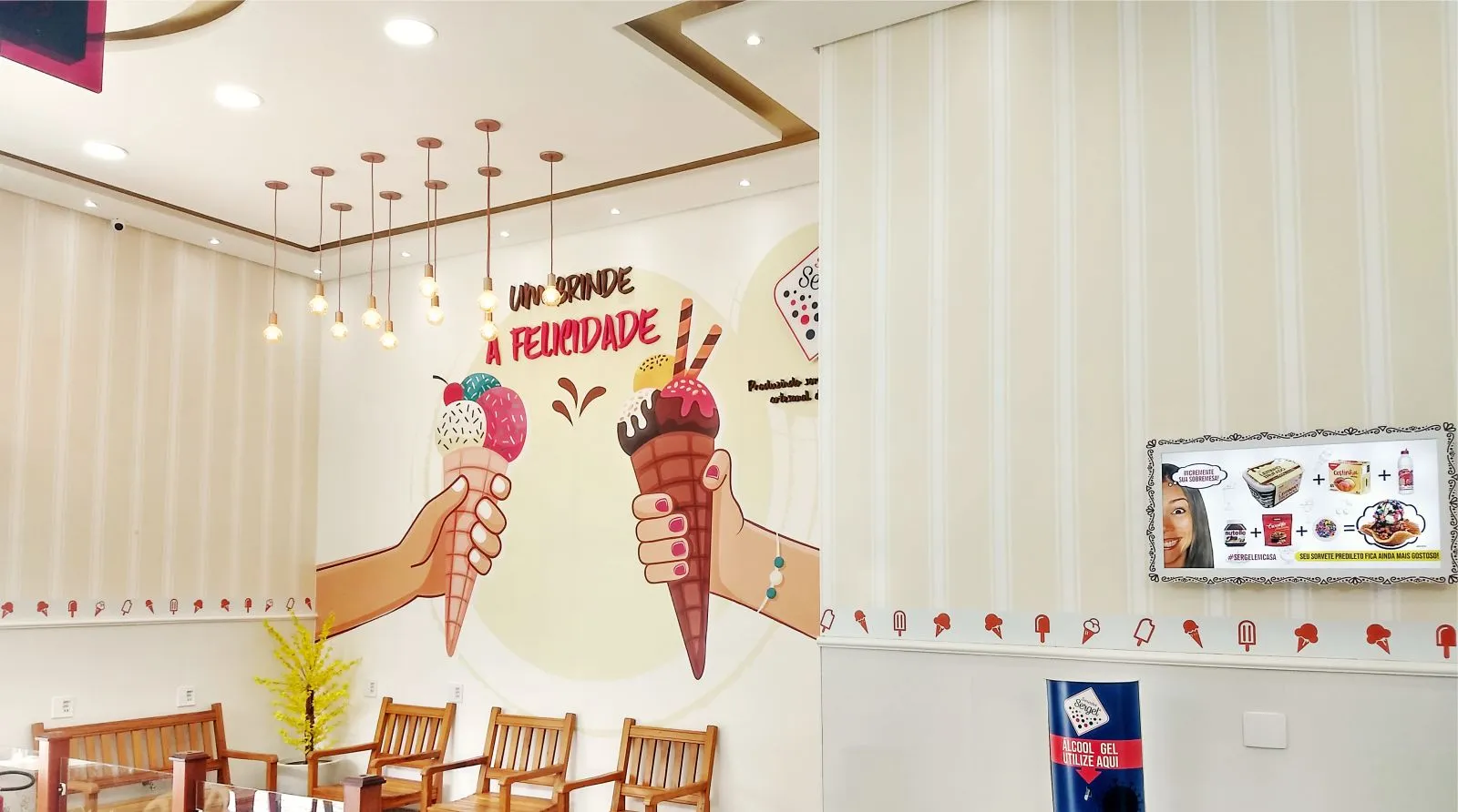 Salão de uma loja Sergel com mural